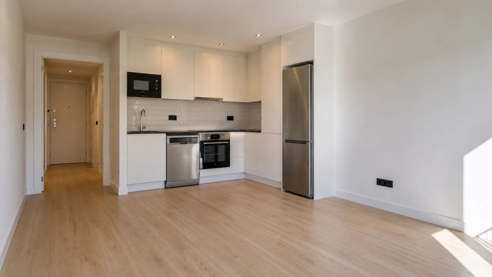 Suelos y carpintería renovados en una vivienda de Villena